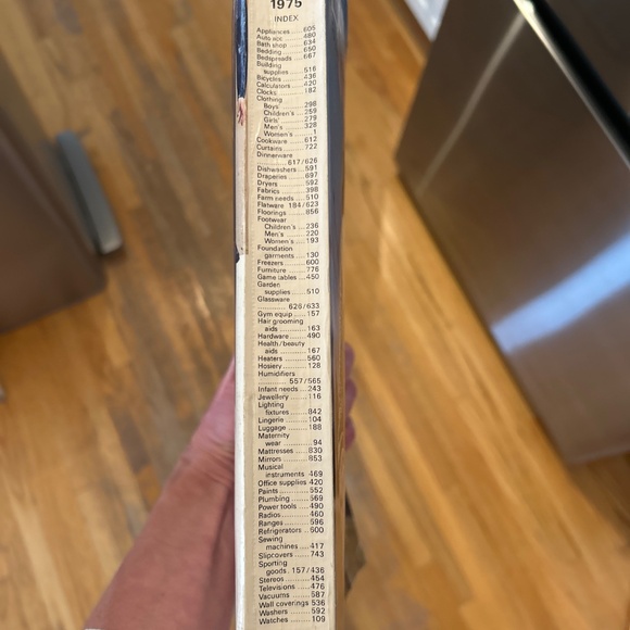 1975 Eaton’s fall and winter catalogue - Picture 3 of 4